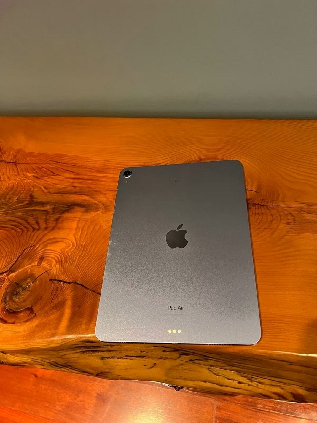 Apple iPad Air 5th Generation 256GB Space Gray Unlocked - Used image 4