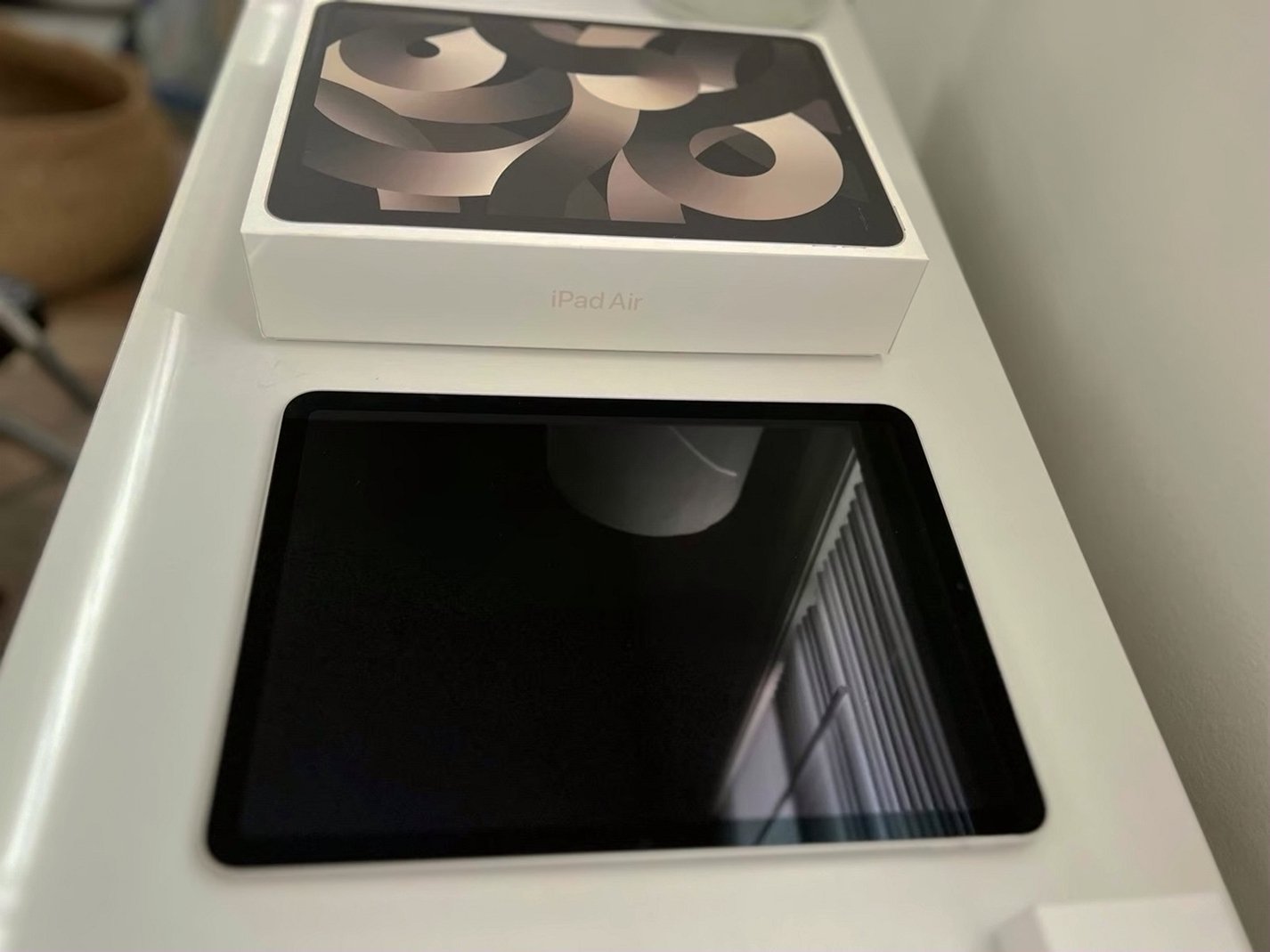 Apple iPad Air 5th Generation 64GB Starlight Unlocked - Used image 2