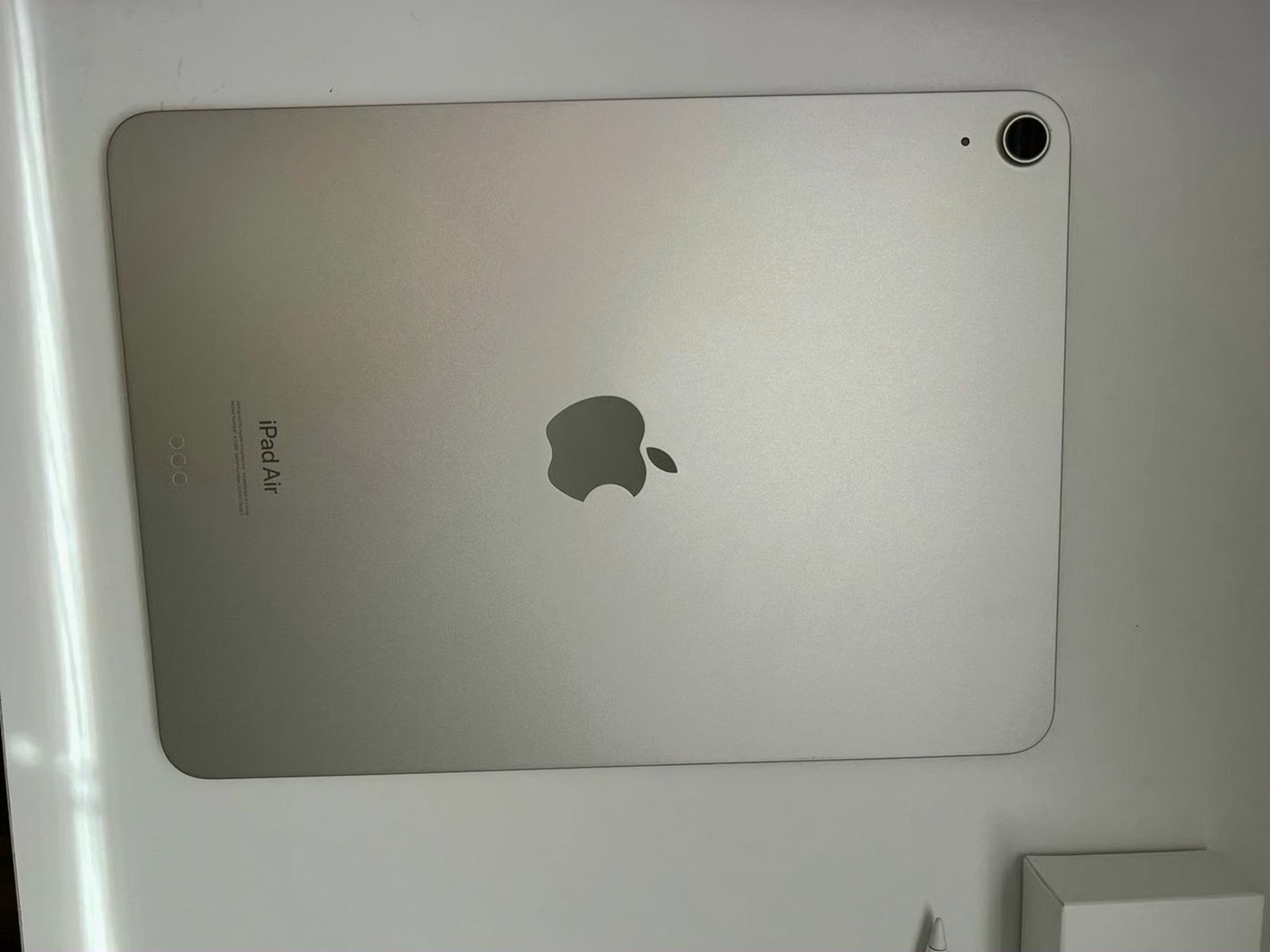 Apple iPad Air 5th Generation 64GB Starlight Unlocked - Used image 4