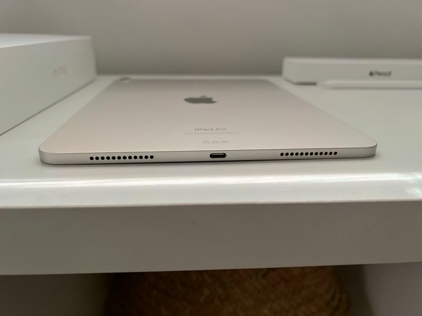 Apple iPad Air 5th Generation 64GB Starlight Unlocked - Used image 5