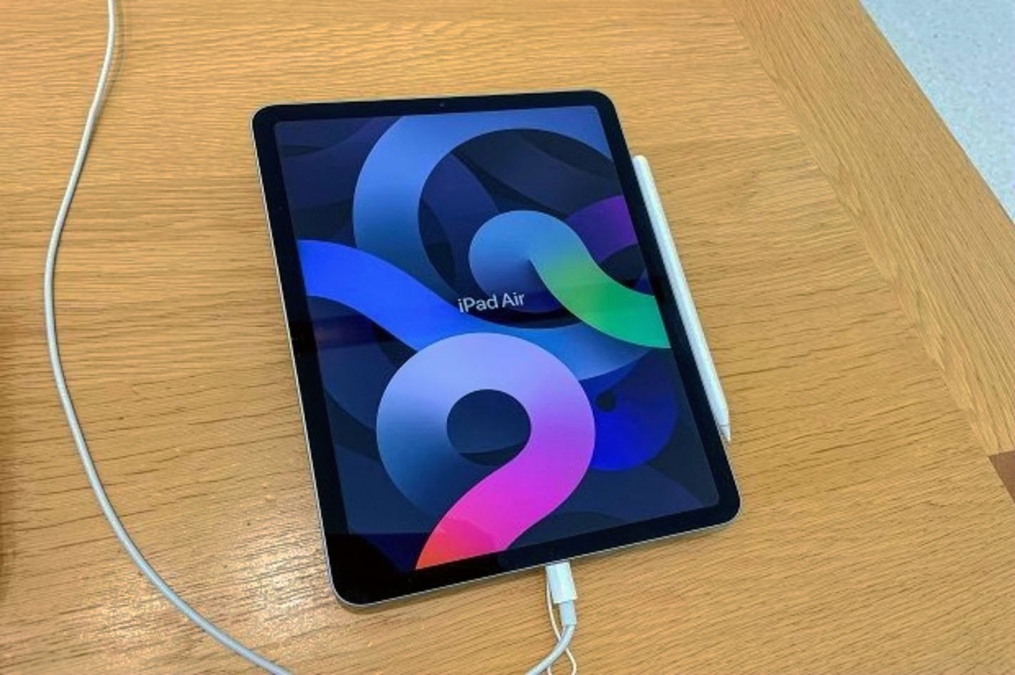 Apple iPad Air 5th Generation 64GB Starlight Unlocked - Used image 2