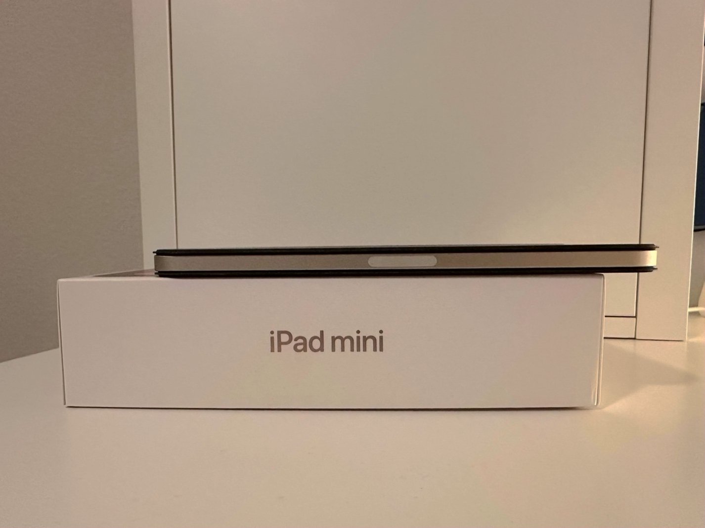 Apple iPad Mini 6th Generation 64GB Starlight Unlocked - Used image 2
