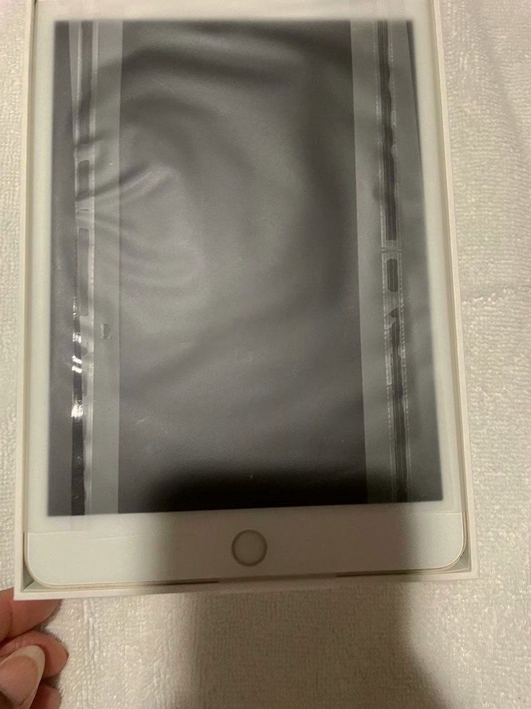 Apple iPad Mini 4th Generation 64GB Gold Unlocked - Used image 5