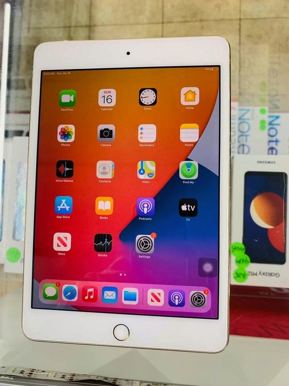 Apple iPad mini 4th 128GB Gold Unlocked - Used image 2