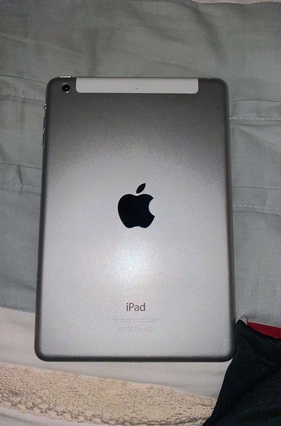 Apple iPad mini 2nd generation 64GB Silver Unlocked - Used image 2