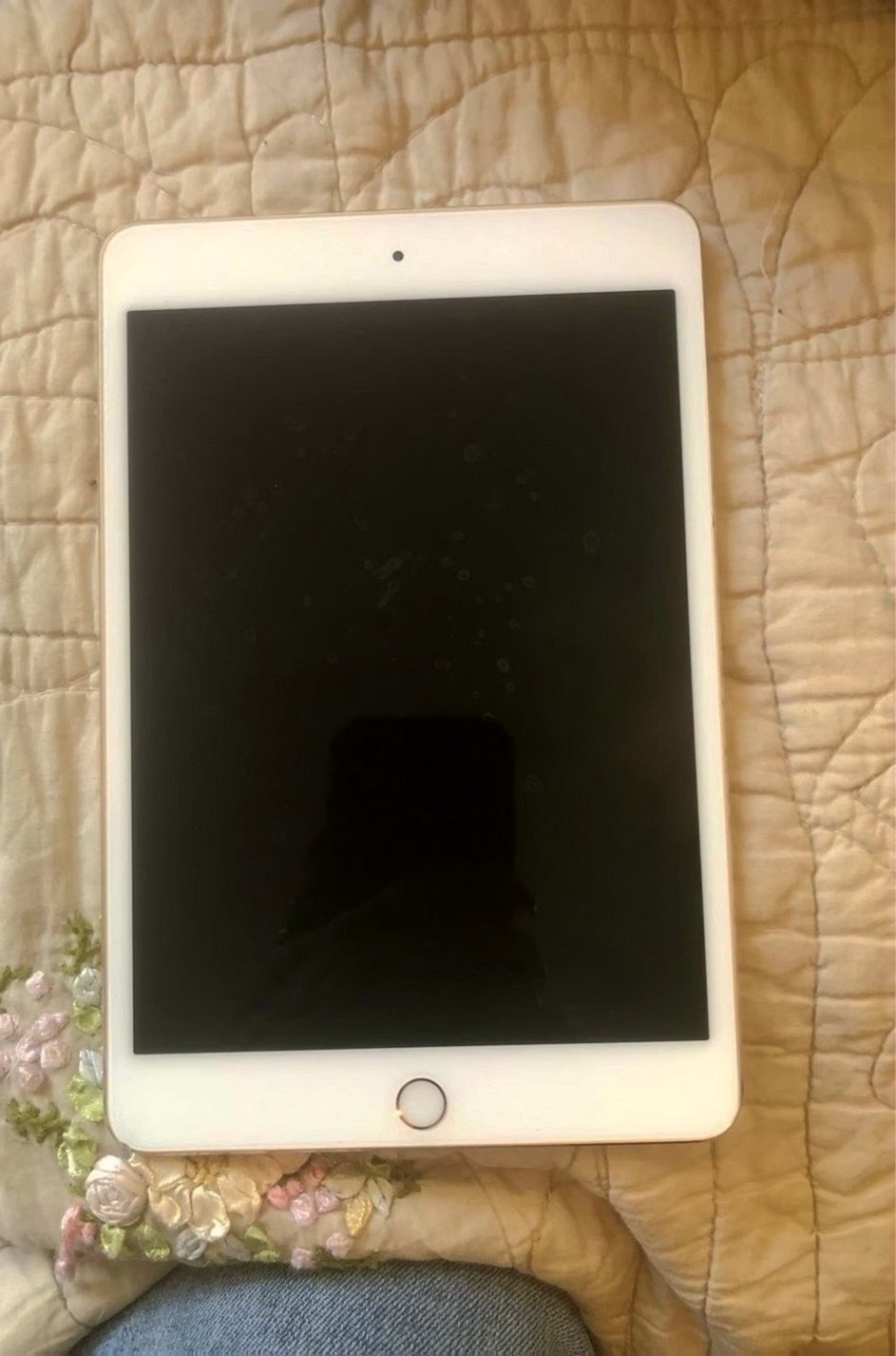 Apple iPad mini 4th Generation 32GB Gold Unlocked - Used image 2