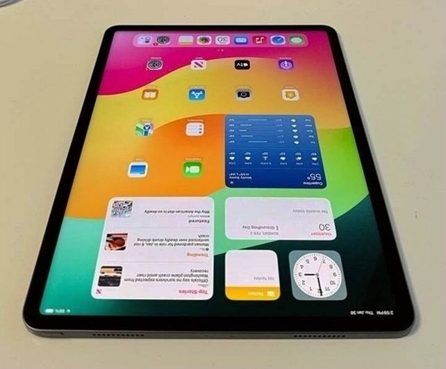 Apple iPad Pro 12.9 inch (5th Gen) 128GB Space Gray Unlocked - Used image 4