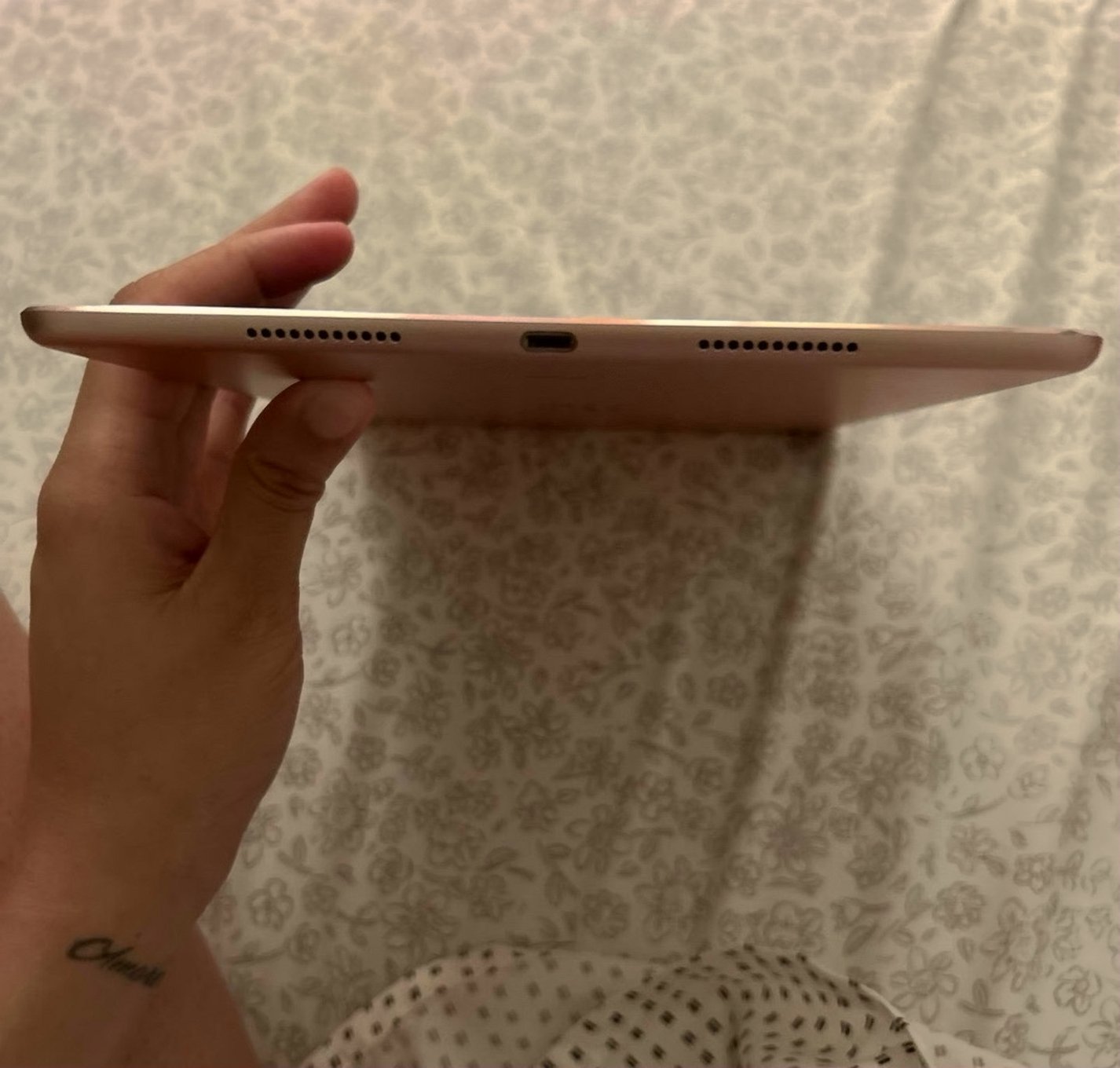 Apple iPad Pro A1701 64GB Rose Gold Unlocked - Used image 4