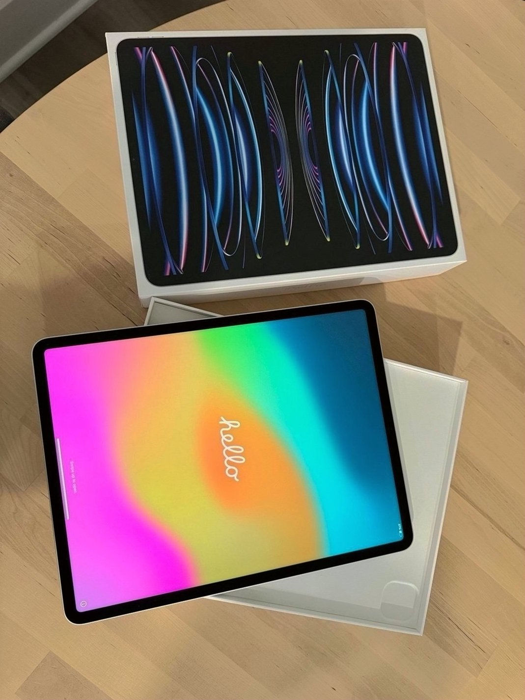 Apple iPad Pro 6th Generation 256GB Silver Unlocked - Used image 2
