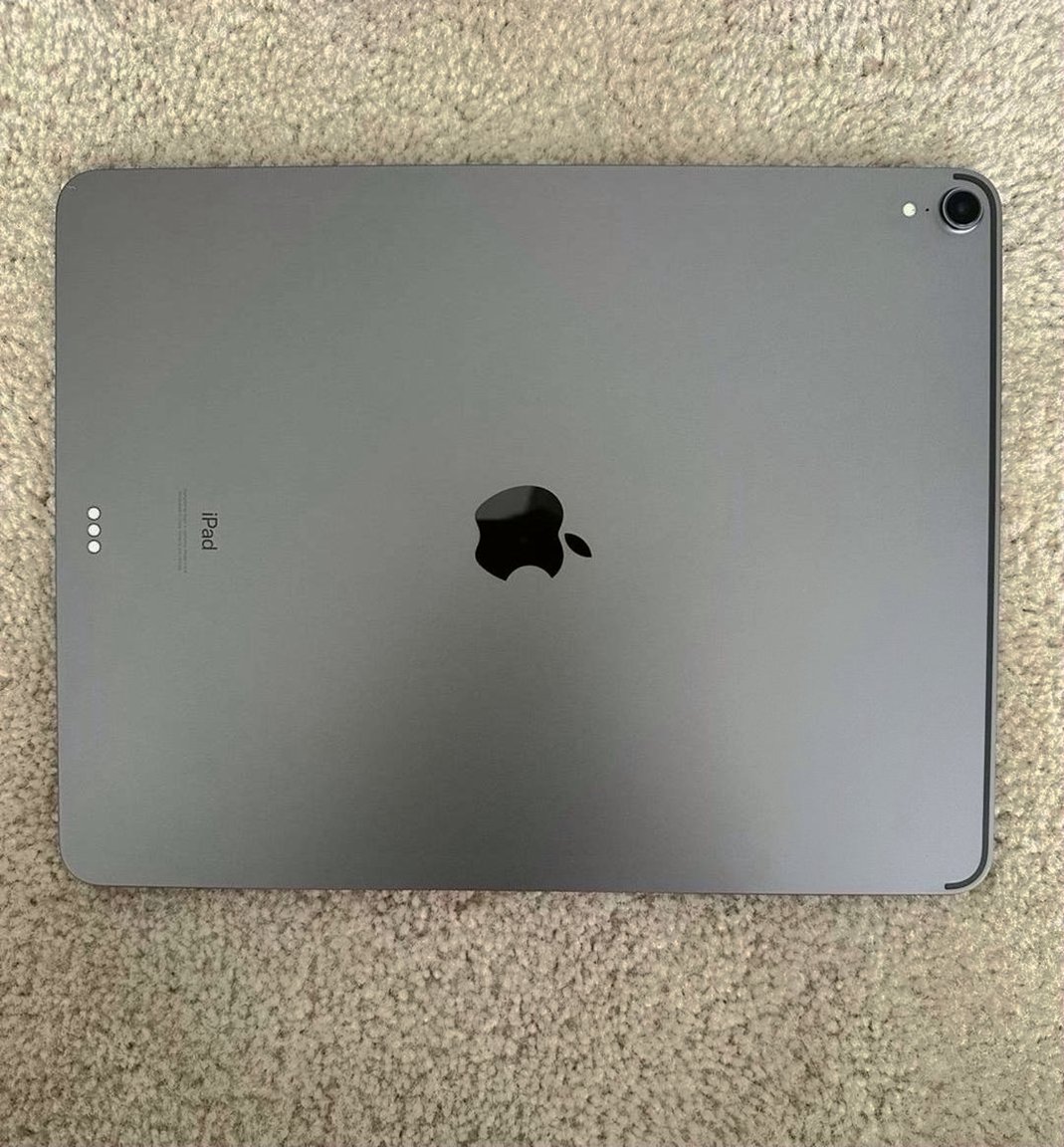 Apple iPad Pro 12.9 3rd Generation 256GB Space Gray - Used image 2