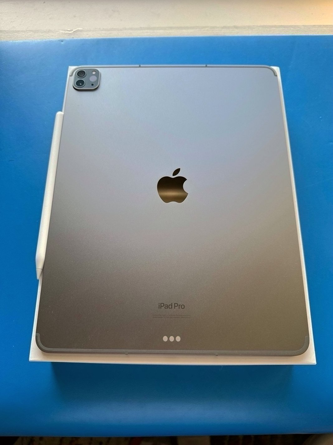 Apple iPad Pro 12.9 6th Generation 1TB Space Gray Unlocked - Used image 2