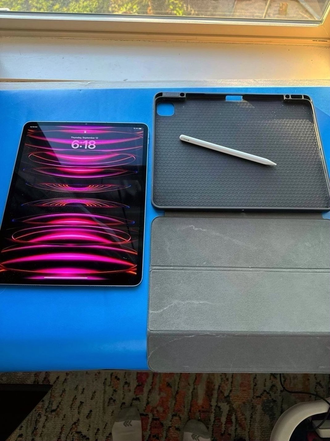 Apple iPad Pro 12.9 6th Generation 1TB Space Gray Unlocked - Used image 5