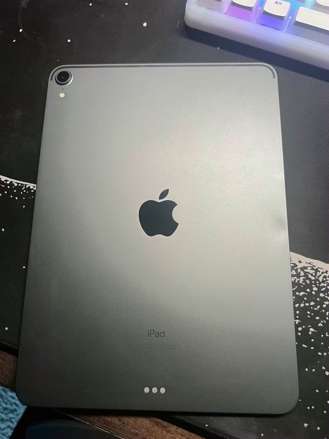 Apple iPad Pro 11-inch 64GB Space Gray Unlocked - Used image 2