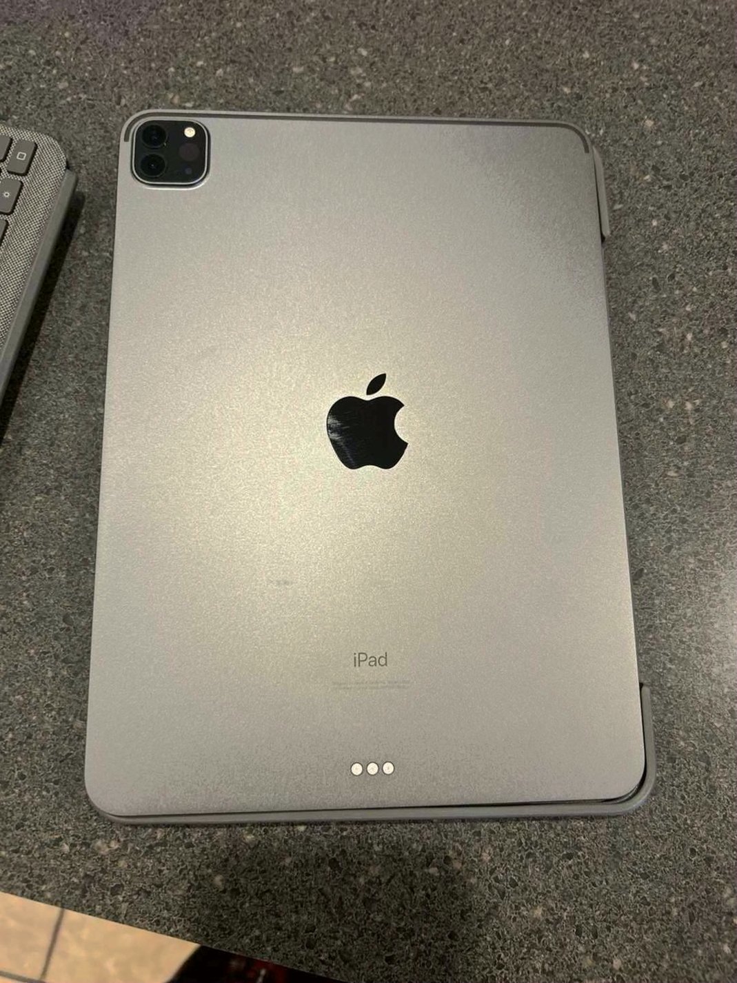 Apple iPad Pro 11 inch 2nd Gen 5F37 Unlocked - Used