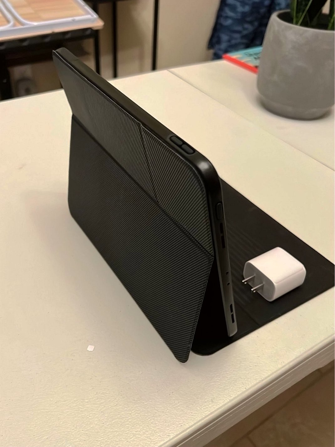 Apple iPad Pro 11 64GB Space Gray Unlocked - Used image 2