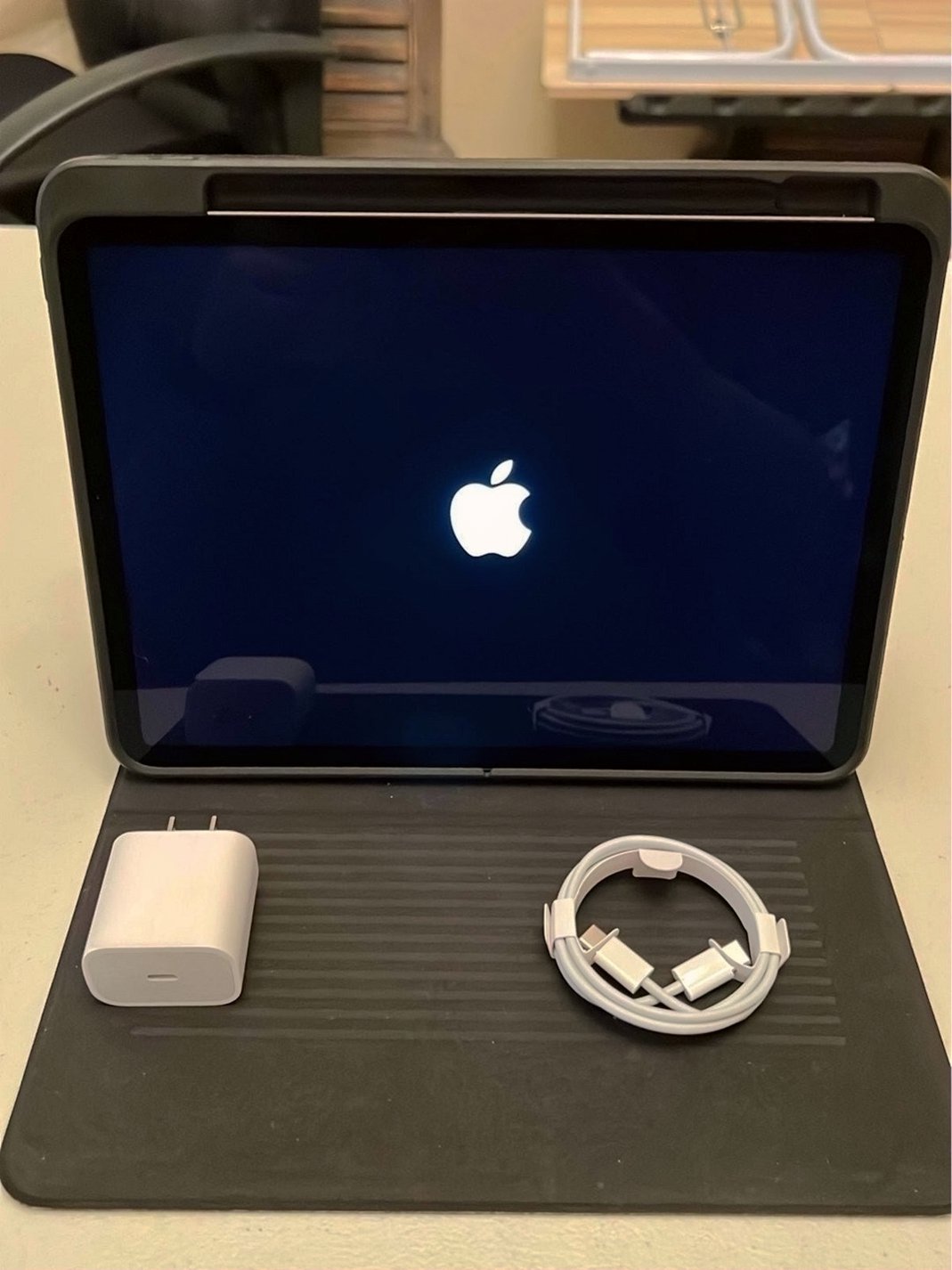 Apple iPad Pro 11 64GB Space Gray Unlocked - Used image 4