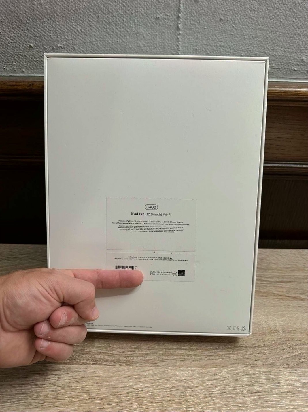 Apple iPad Pro 12.9 inch 3rd Gen 64GB Space Gray Unlocked - Used image 2