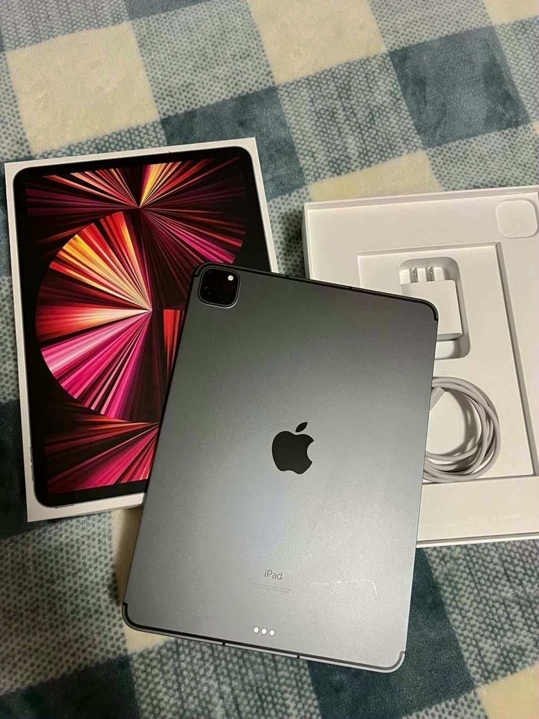 Apple iPad Pro 11 inch 128GB Space Gray Unlocked - Used image 2