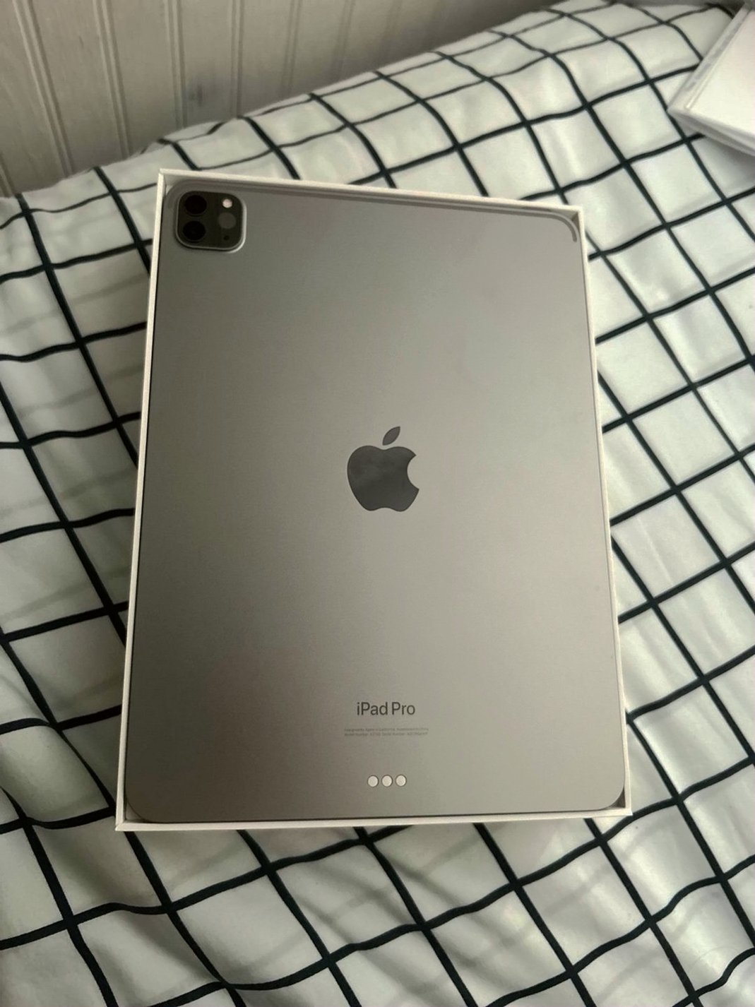 Apple iPad Pro 11 inch 512GB Space Grey Unlocked - Used image 2