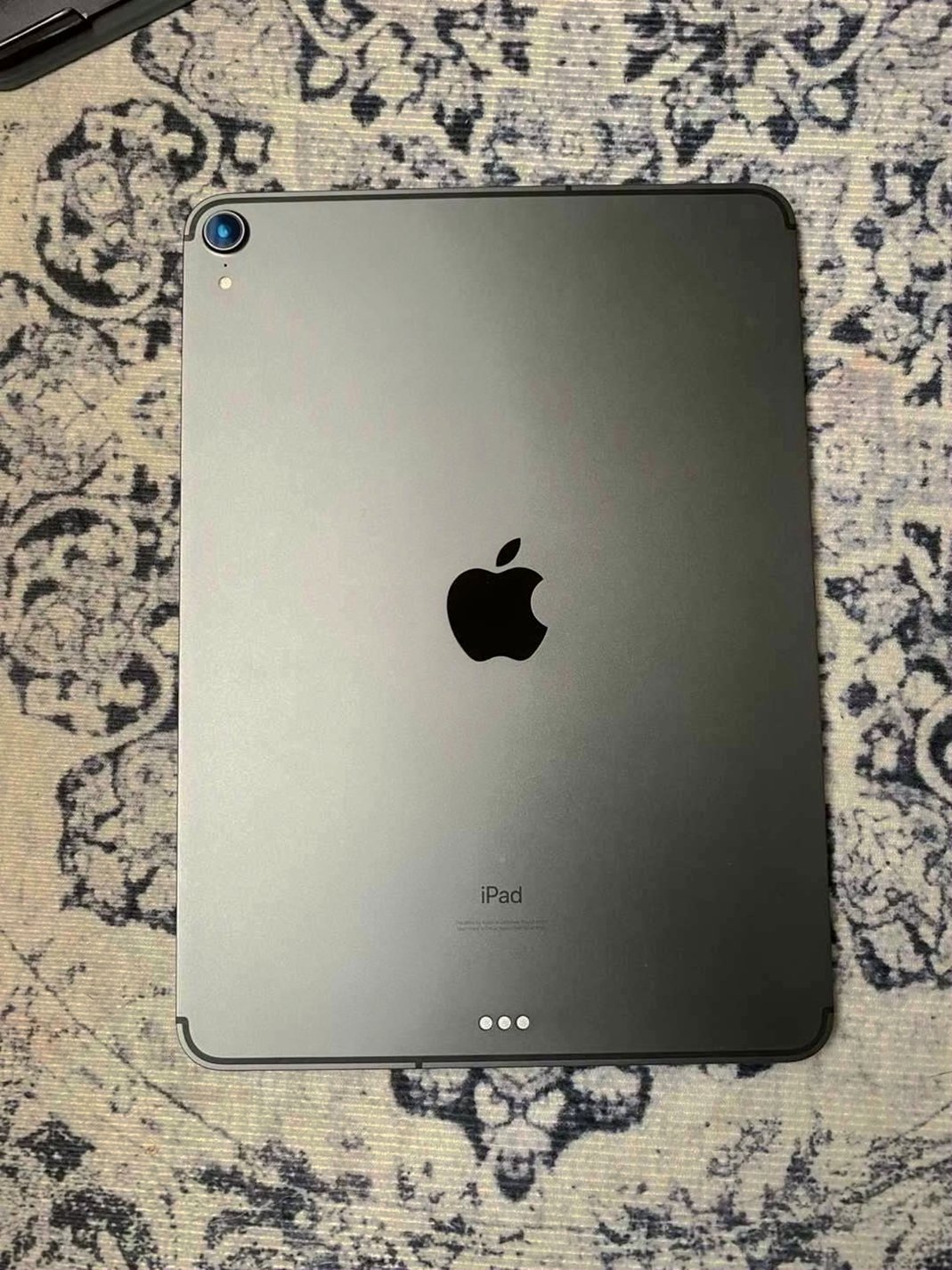 Apple iPad Pro 11 1st Gen 256GB Space Gray Unlocked - Used image 3