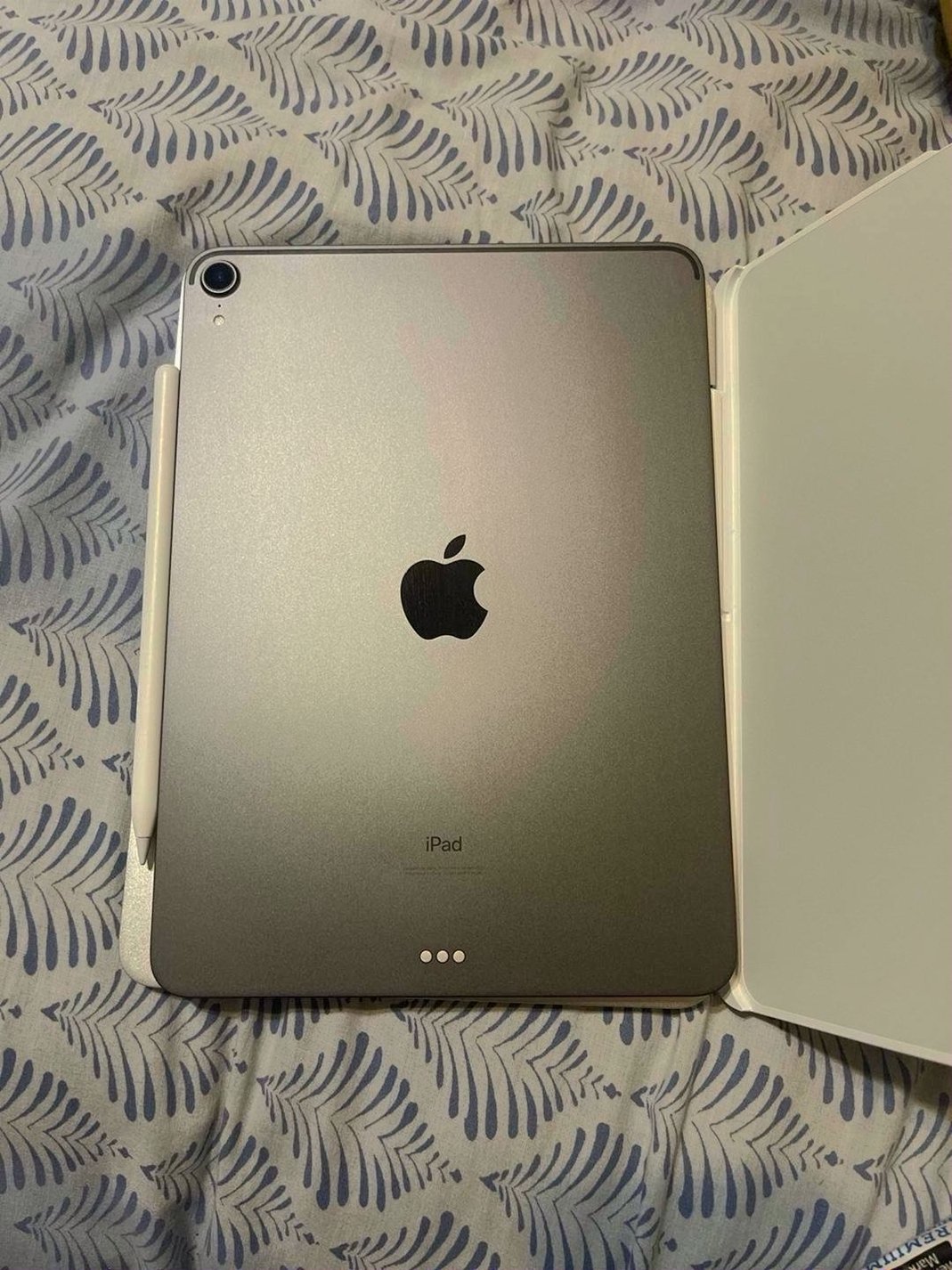 Apple iPad Pro 11 inch 1st Gen 256GB Unlocked - Used image 2