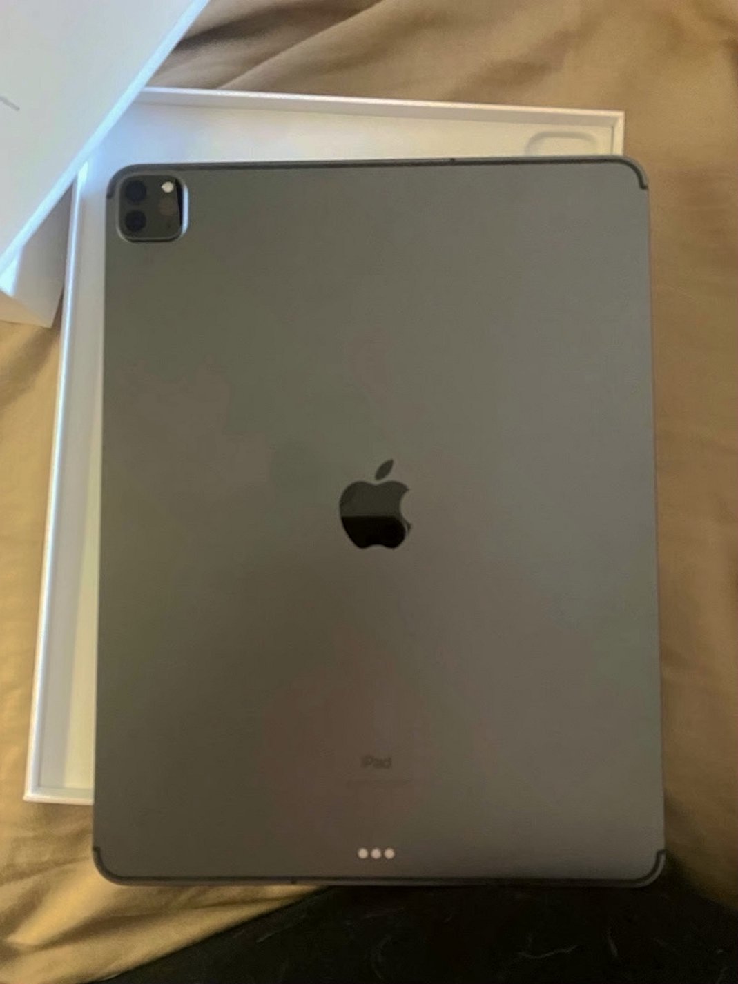 Apple iPad Pro 12.9 4th Gen 256GB Unlocked - Used image 2
