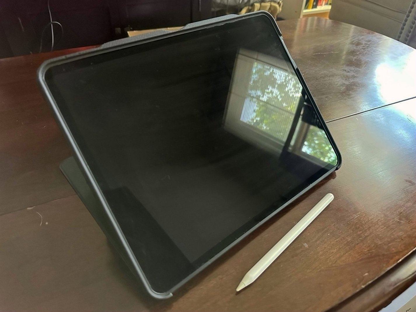 Apple iPad Pro 12.9” 5th Gen M1 2TB Space Gray Unlocked - Used image 2