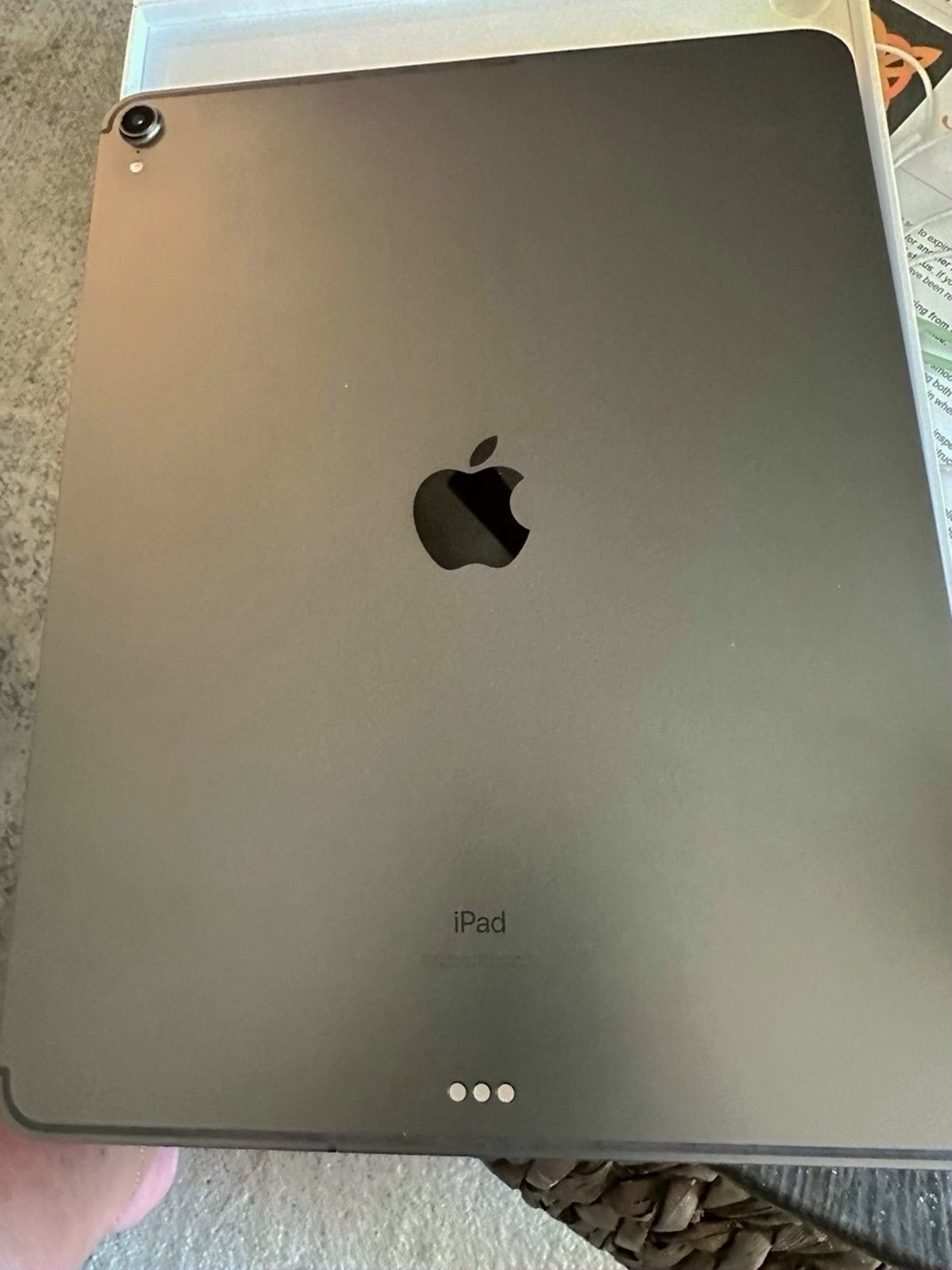 Apple iPad Pro 12.9 inch 3rd Generation 256GB Space Gray Unlocked - Used image 3