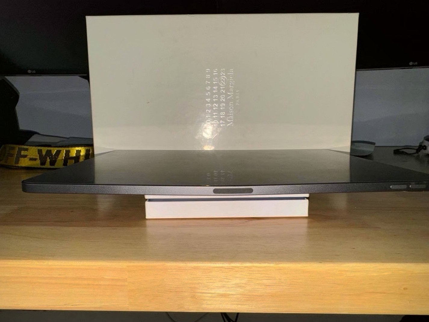 Apple iPad Pro 12.9 Inch 5th Gen 126GB Unlocked - Used image 4