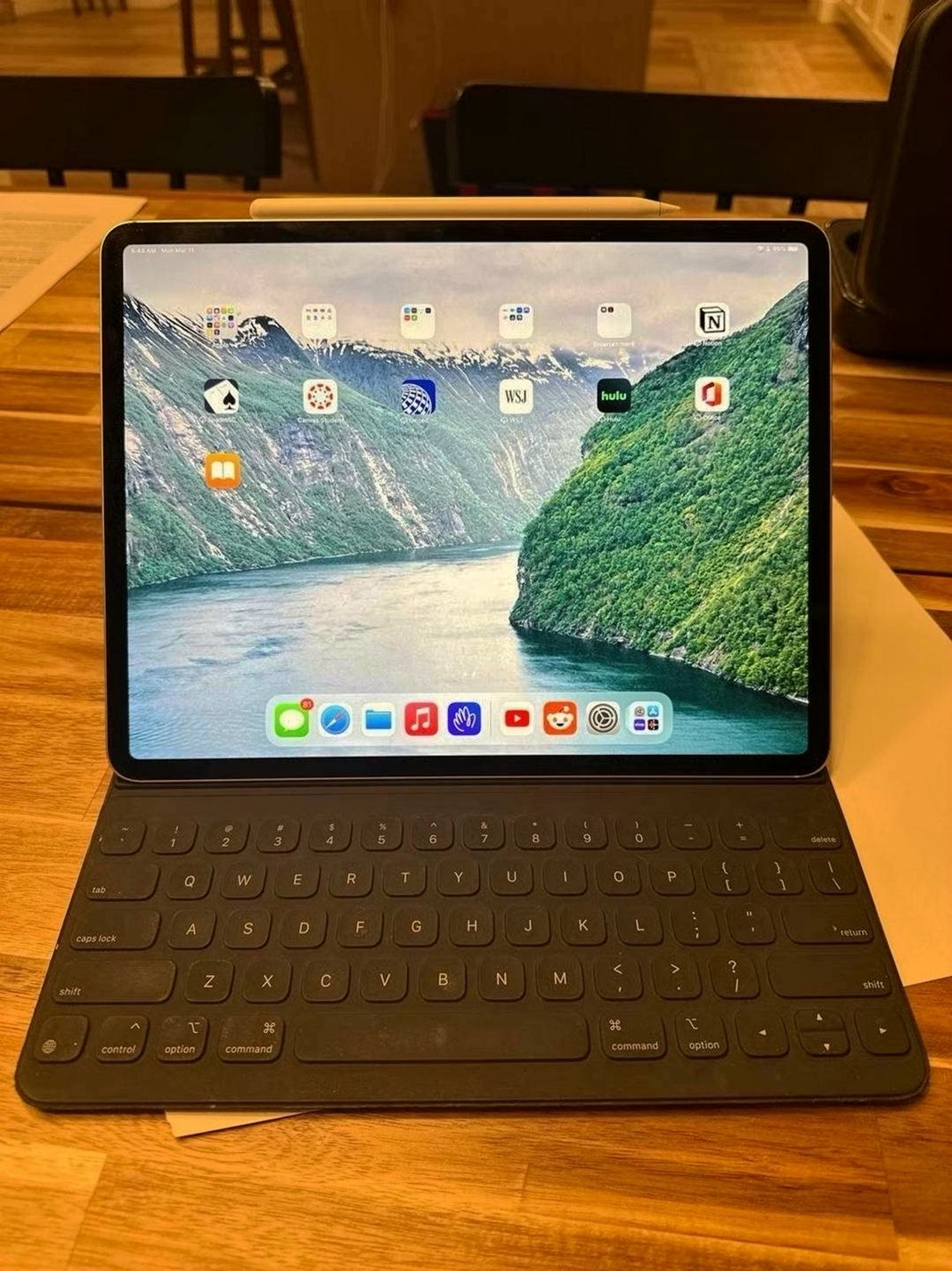 Apple iPad Pro Gen 3 64GB Unlocked Used image 3