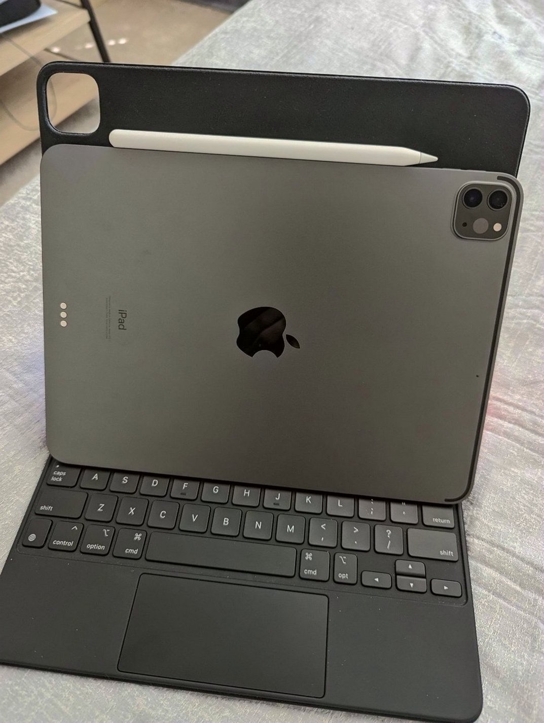 Apple iPad Pro 3rd Gen 128GB Silver Unlocked - Used image 4