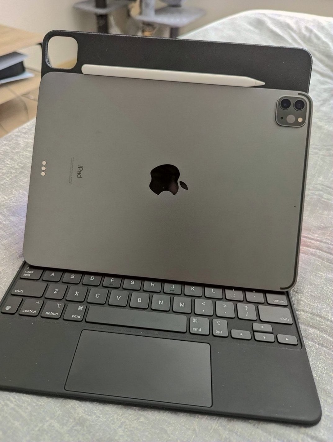 Apple iPad Pro 3rd Gen 128GB Silver Unlocked - Used image 5