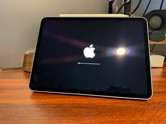 Apple iPad Pro 11-inch 3rd Gen 128GB Silver Unlocked - Used image 4