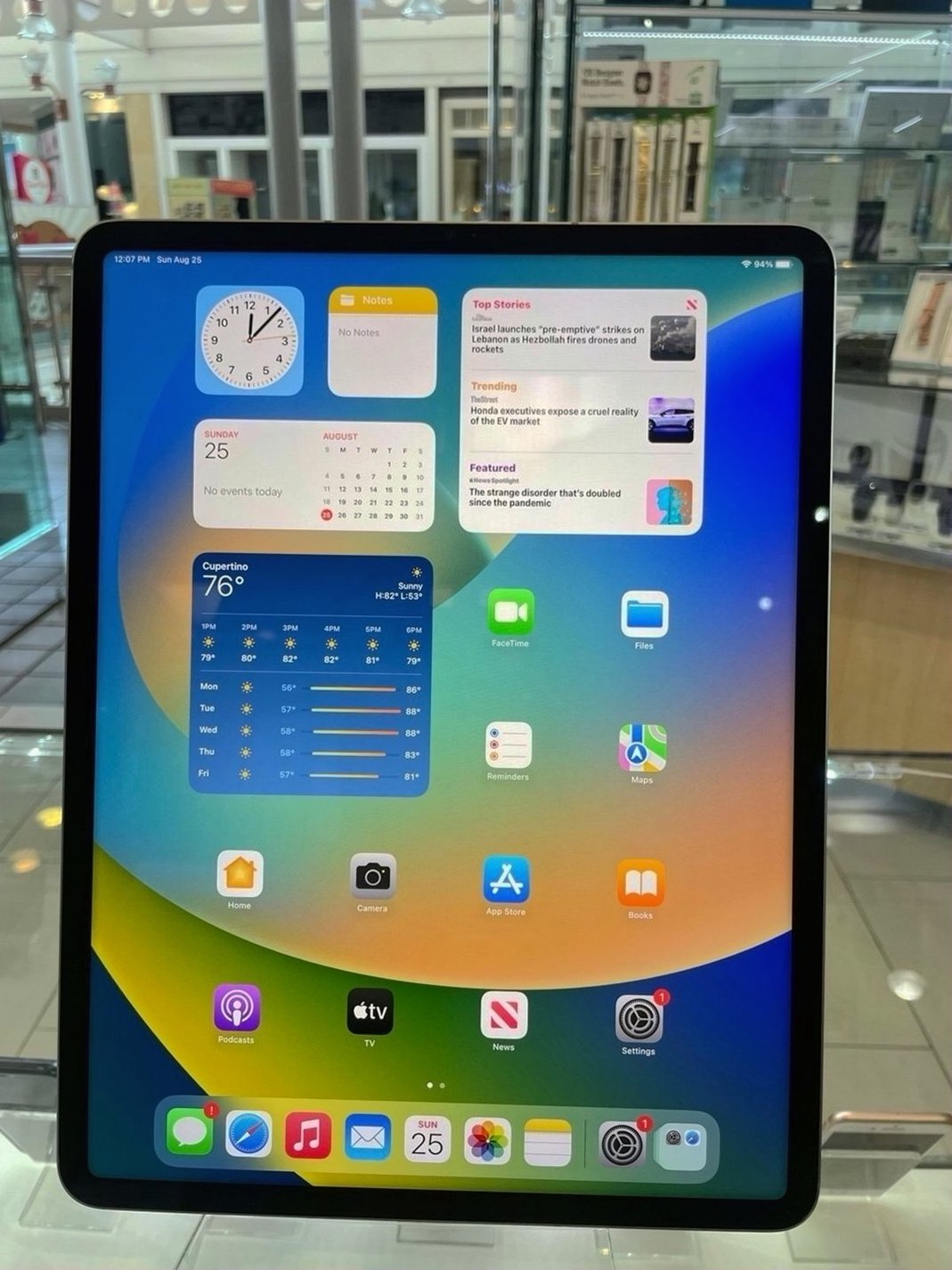 Apple iPad Pro 6th Gen 256GB Unlocked - Used image 2