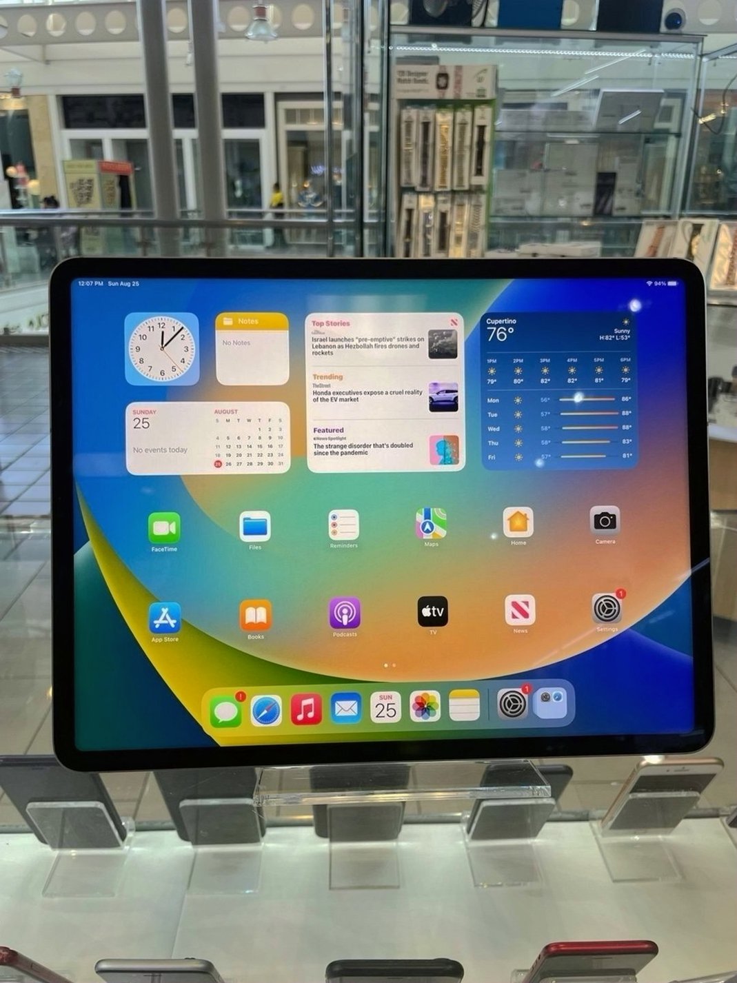 Apple iPad Pro 6th Gen 256GB Unlocked - Used image 3