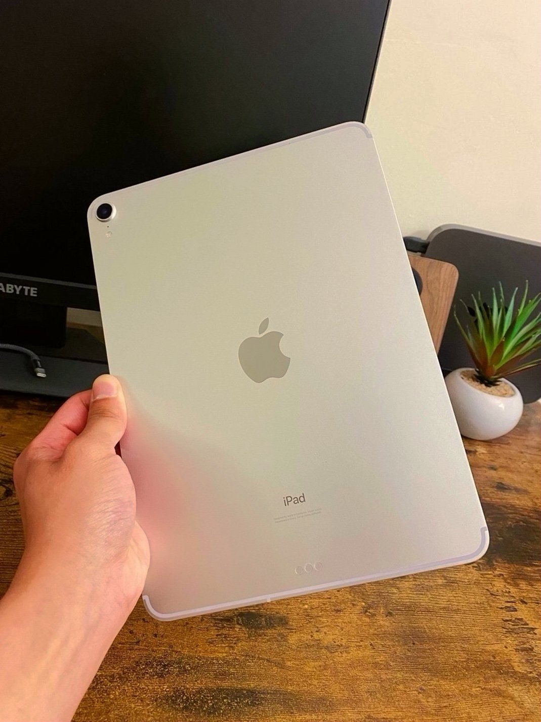 Apple iPad Pro 11 64GB Silver Unlocked - Used image 2