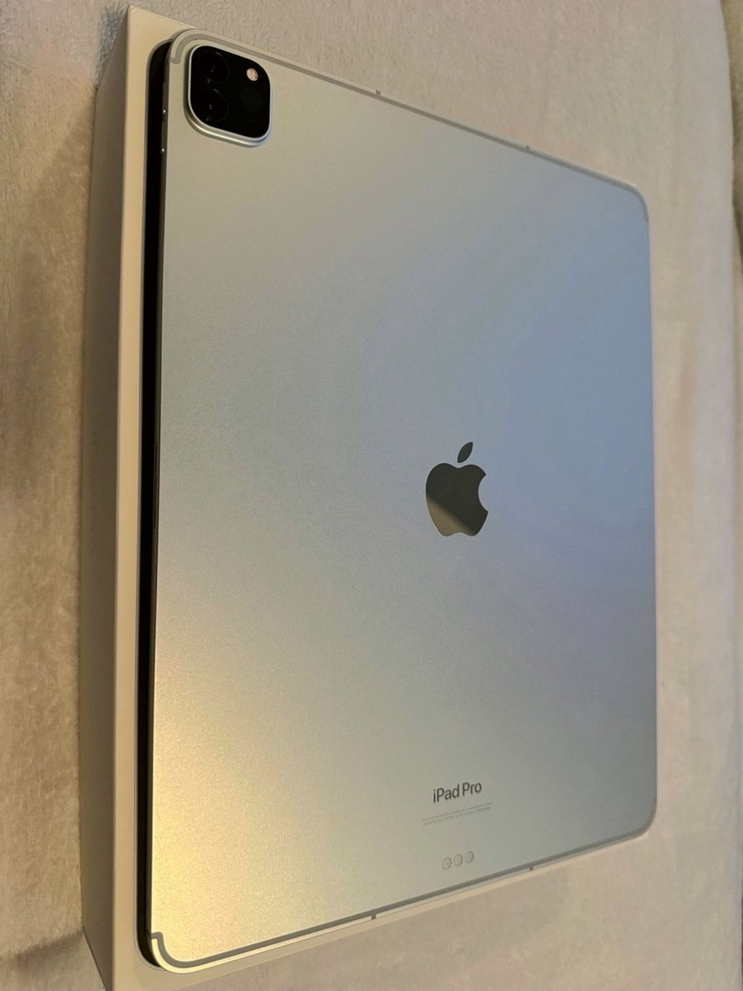 Apple iPad Pro 6th Gen 256GB Silver Unlocked - Used image 3