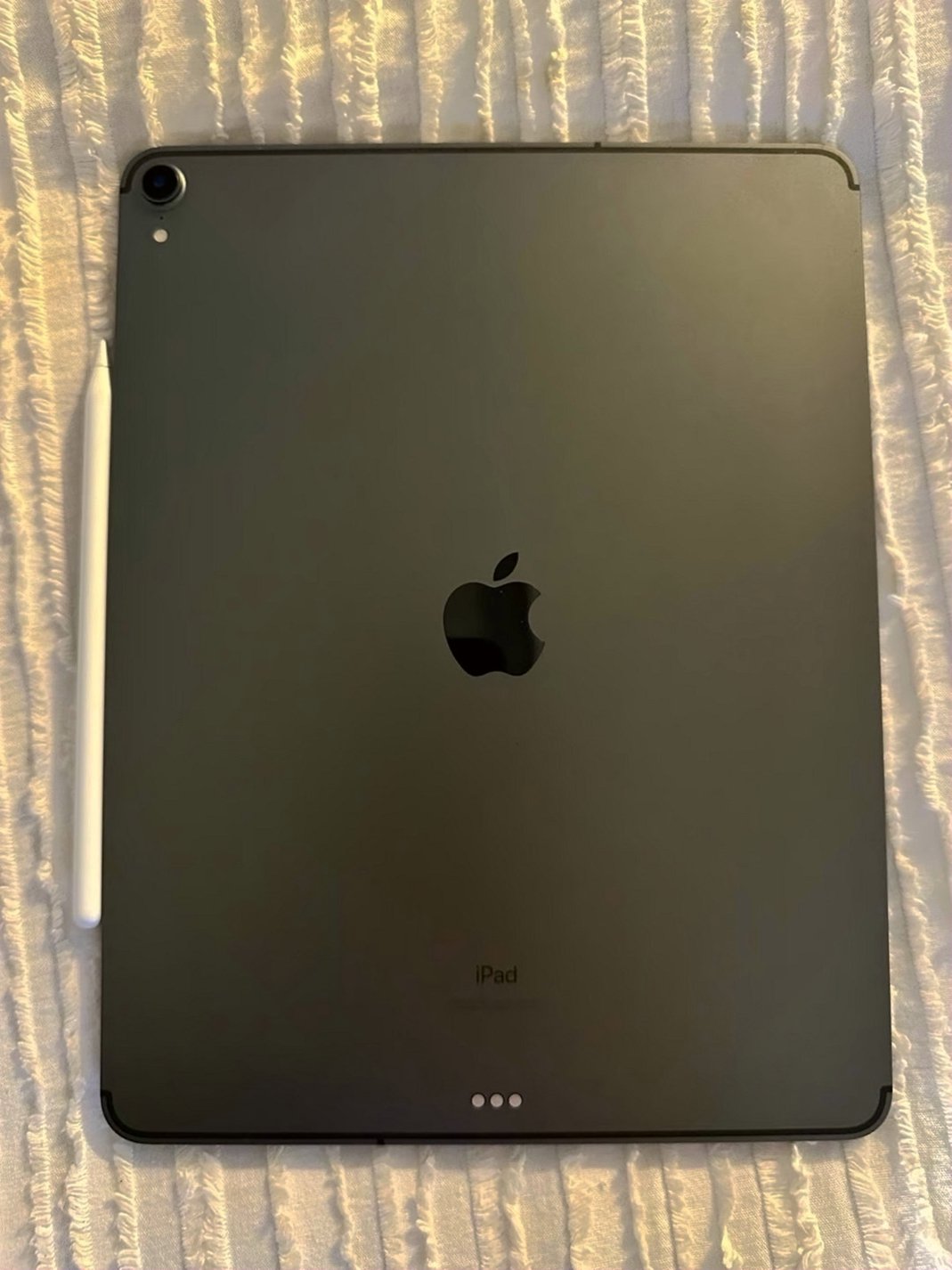Apple iPad Pro 12.9” 3rd Generation 256GB Unlocked - Used image 3