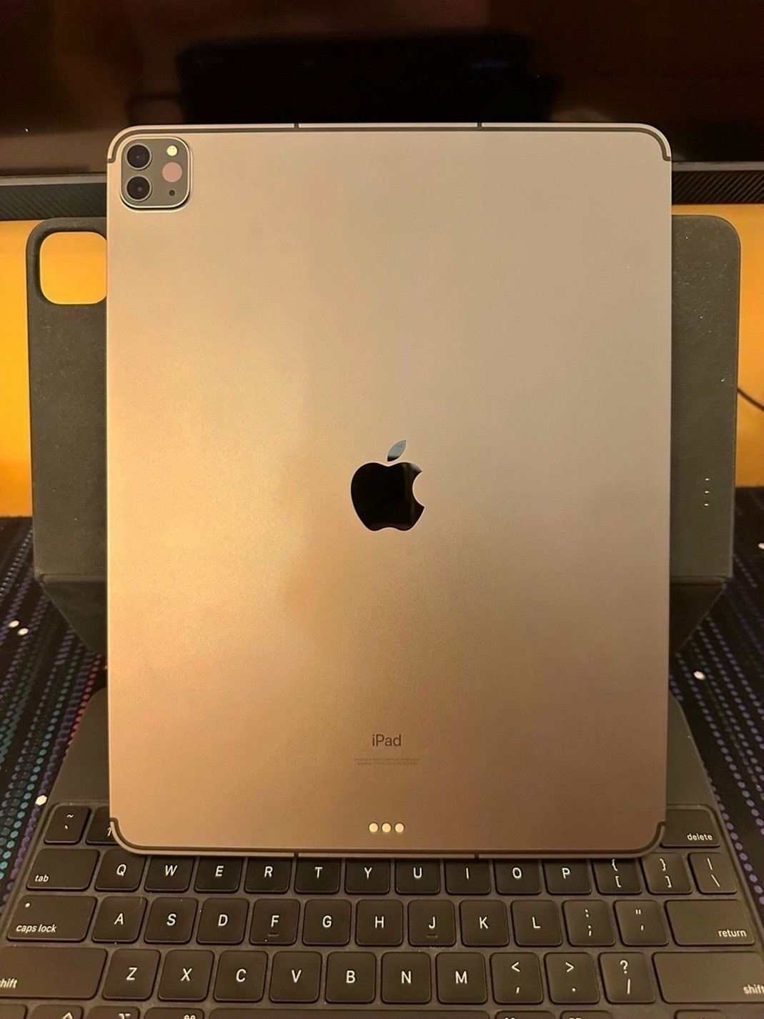 Apple iPad Pro 12.9” 5th Generation M1 2TB Space Gray Unlocked - Used image 3