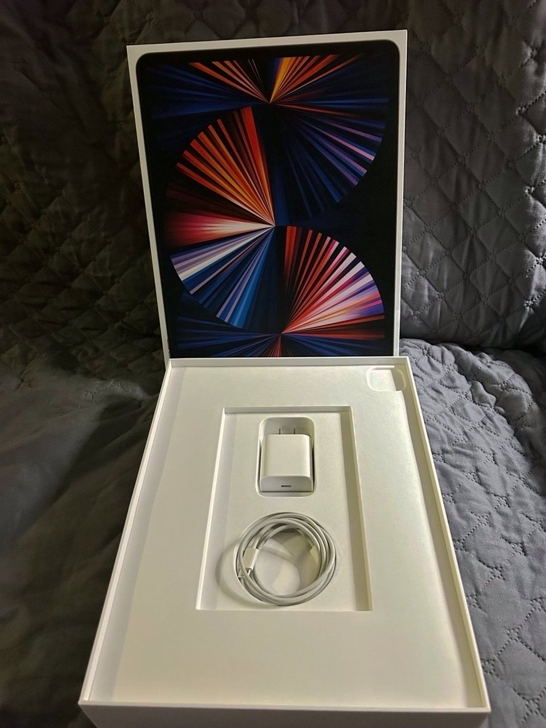Apple iPad Pro 5th Generation 128GB Silver Unlocked - Used image 4