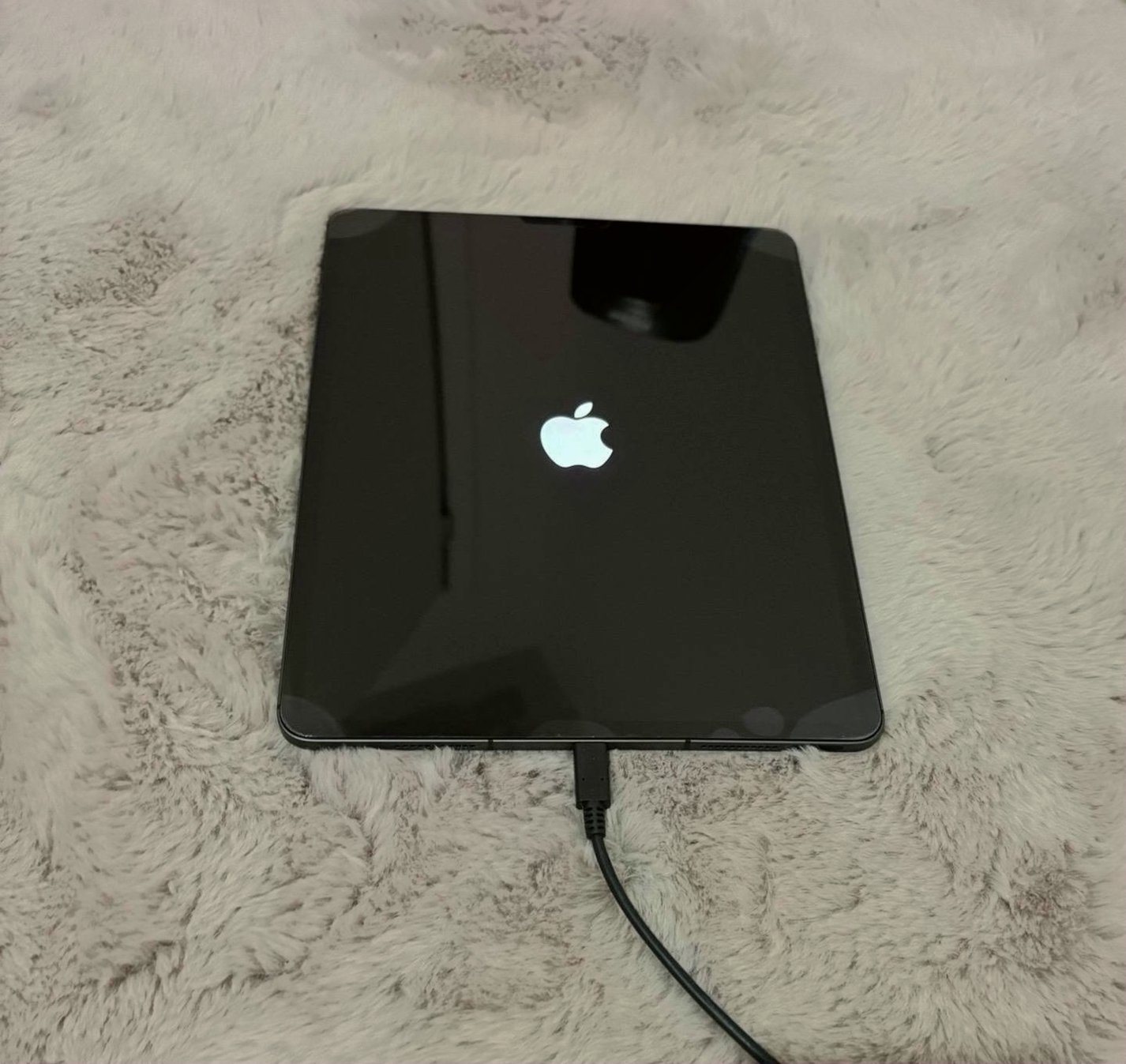 Apple iPad Pro 5th Generation 256GB Space Gray Unlocked - Used image 2
