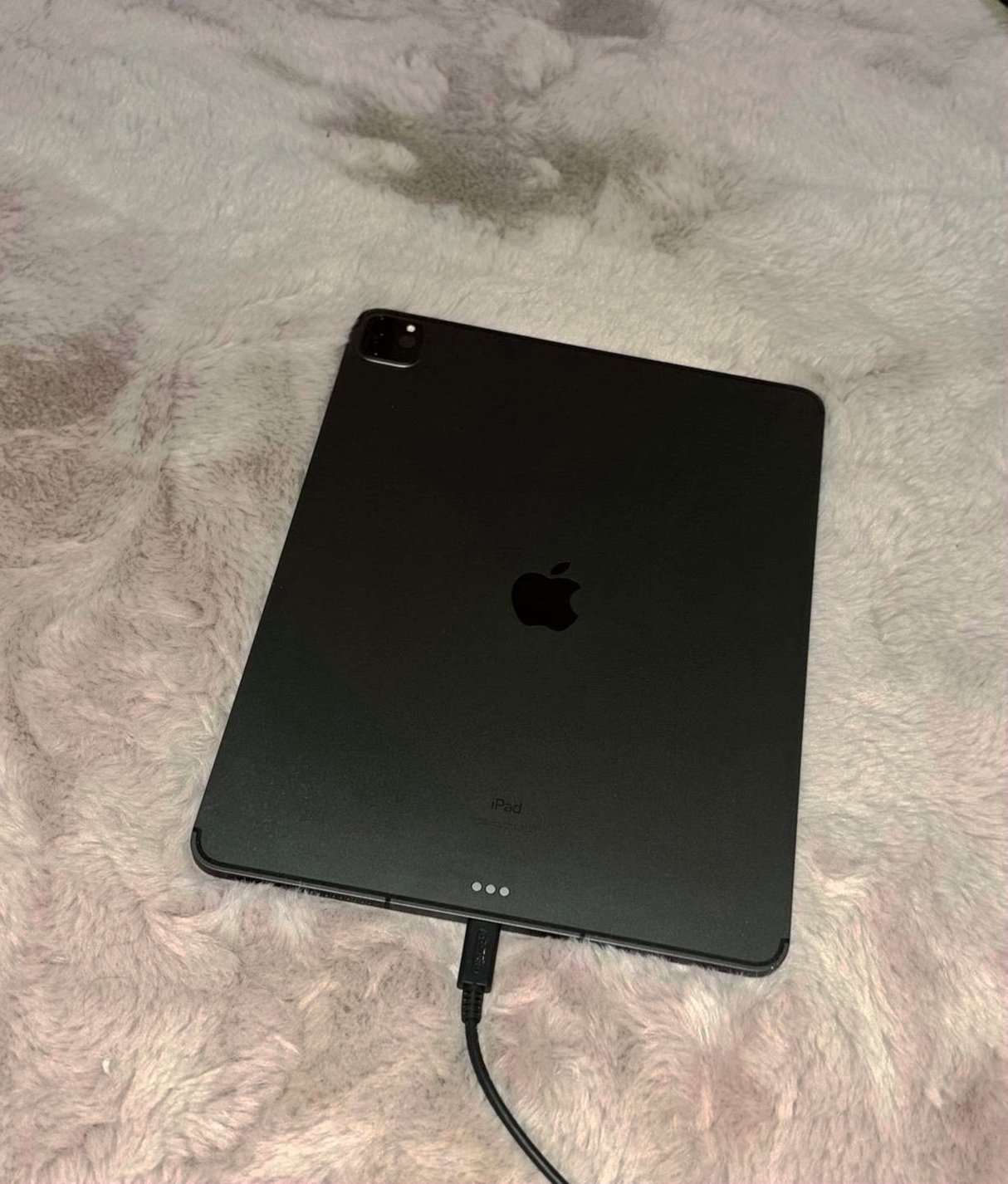 Apple iPad Pro 5th Generation 256GB Space Gray Unlocked - Used image 3