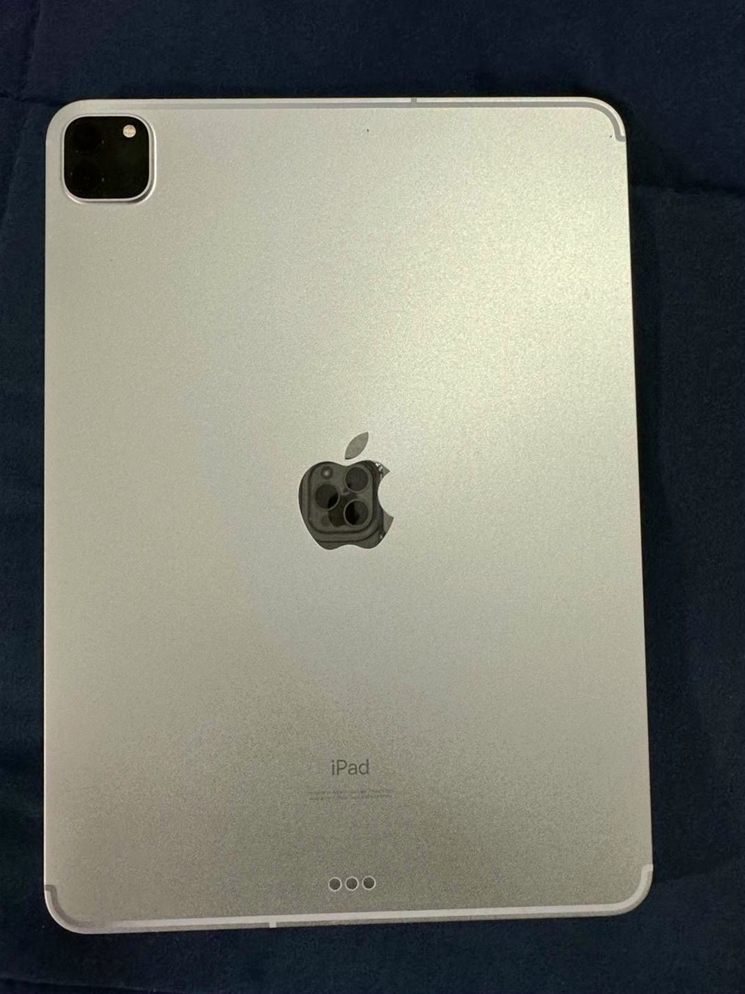 Apple iPad Pro 11in 128GB Silver Unlocked Used image 2