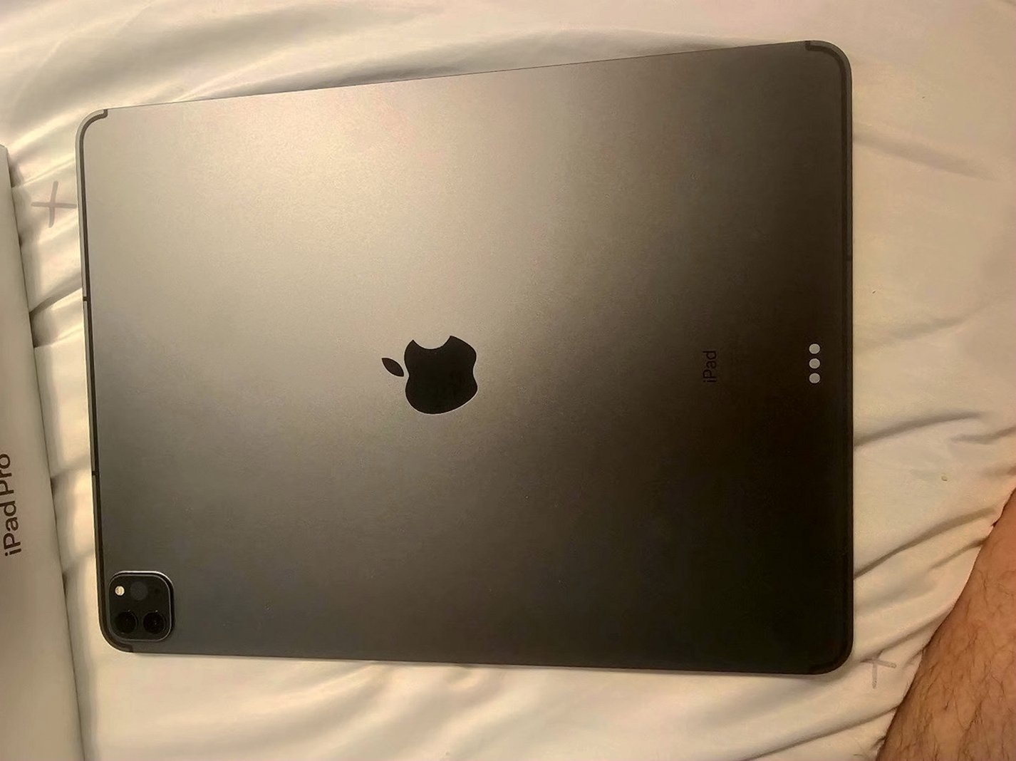 Apple iPad Pro 12.9 5th Generation 128GB Unlocked - Used image 3