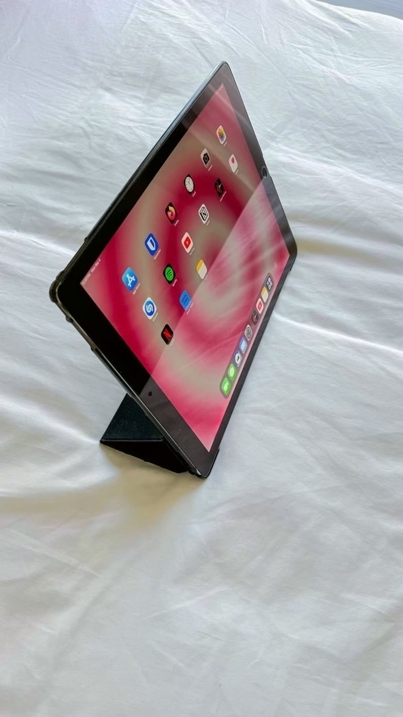 Apple iPad Pro 12.9-inch 64GB Unlocked - Used image 4