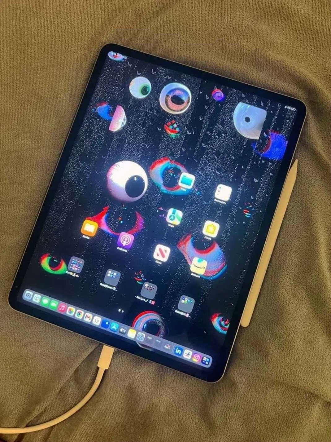 Apple iPad Pro 12.9 6th Generation 1TB Space Gray Unlocked - Used image 4