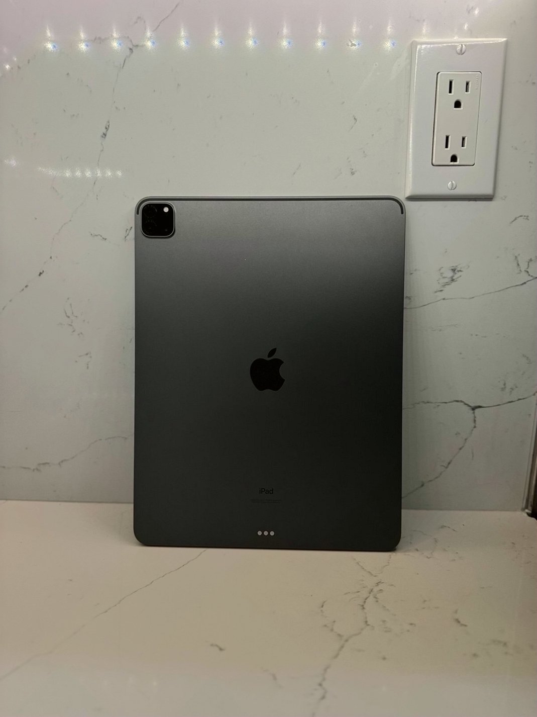 Apple iPad Pro 5th Generation 1TB Space Gray Unlocked - Used image 2