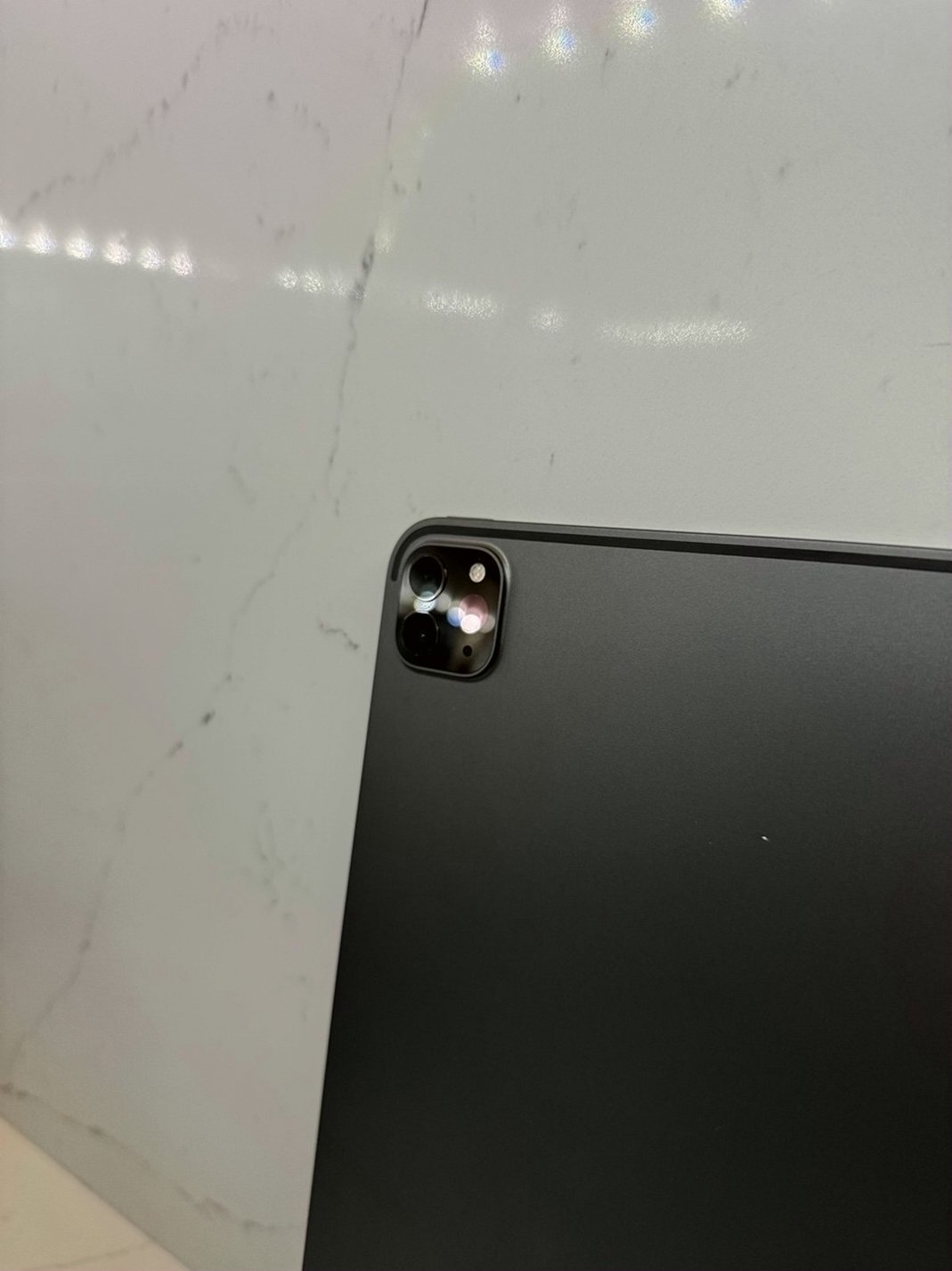 Apple iPad Pro 5th Generation 1TB Space Gray Unlocked - Used image 4