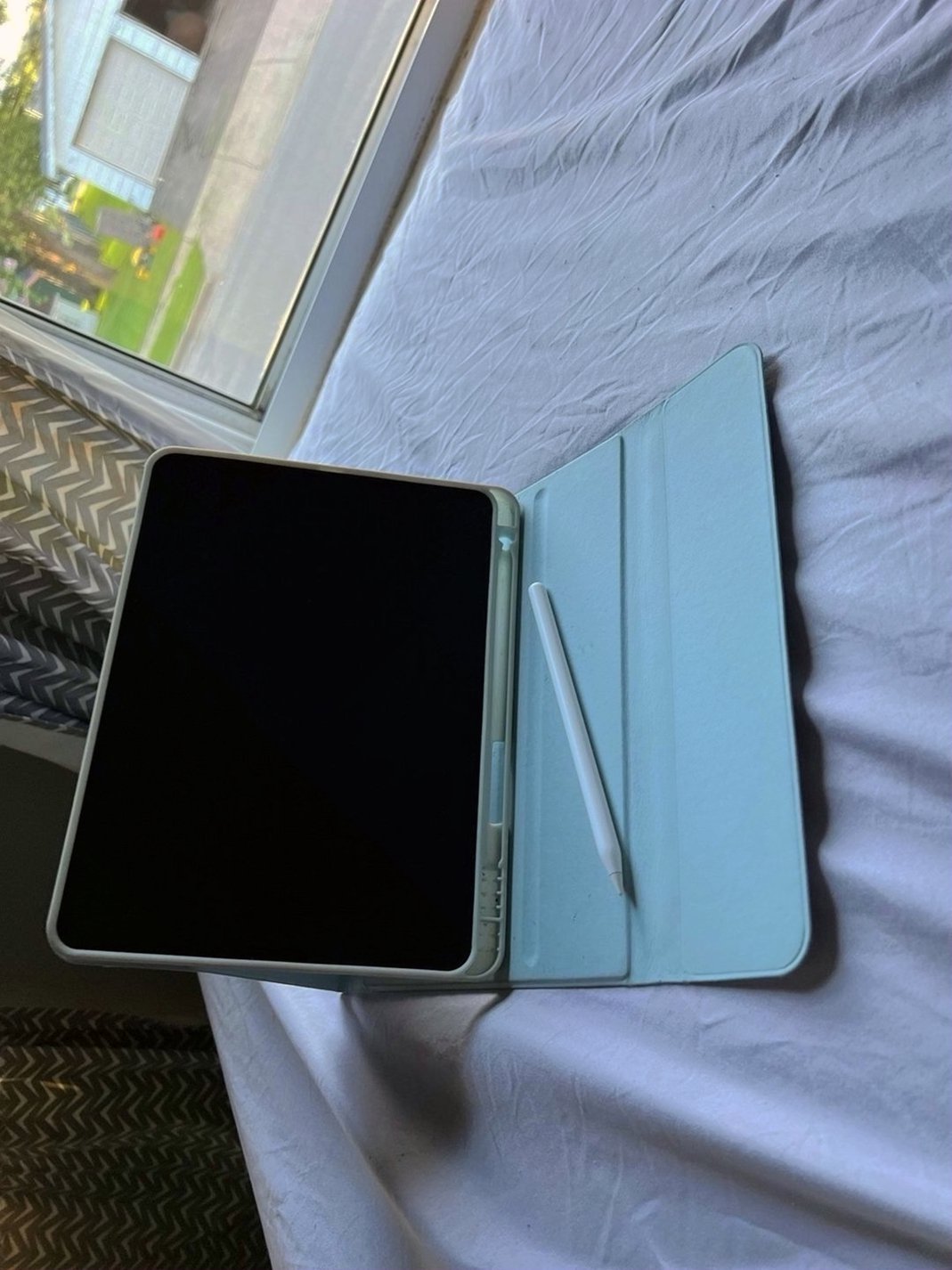Apple iPad Pro 3rd Generation 128GB Space Gray Unlocked - Used image 2
