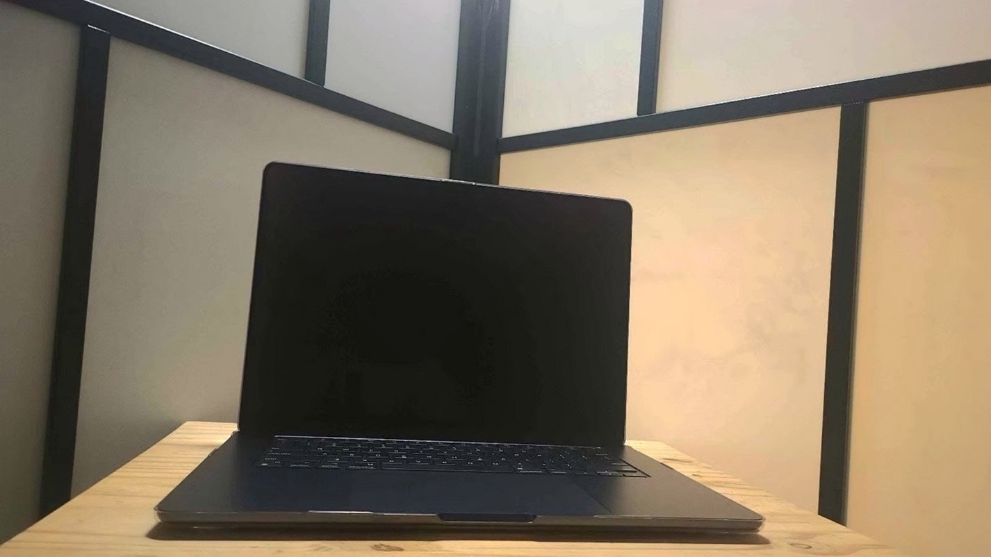 Apple MacBook Air 15 inch M2 Chip 256GB Silver Unlocked - Used image 3